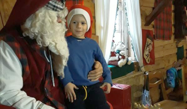 Dzieci z grupy IV i IX odwiedziły  Wioskę Świętego Mikołaja w Pomigaczach