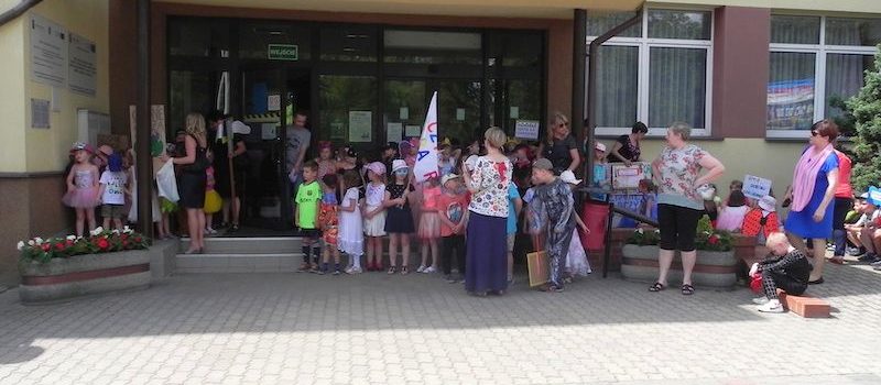 „Parada Bajkowa”-dzieci z naszego przedszkole zachęcają mieszkańców miasta do czytania